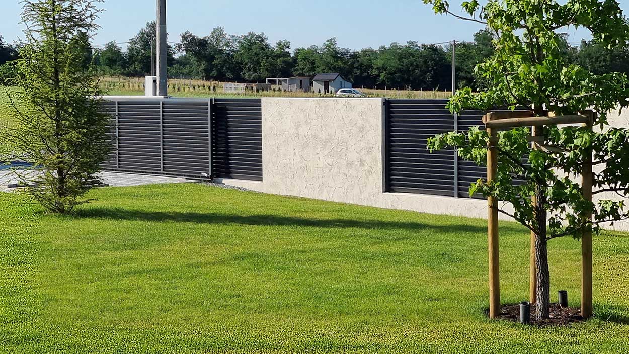 Kako odabrati ogradu za dvorište — aluminijumska ograda u antracit boji