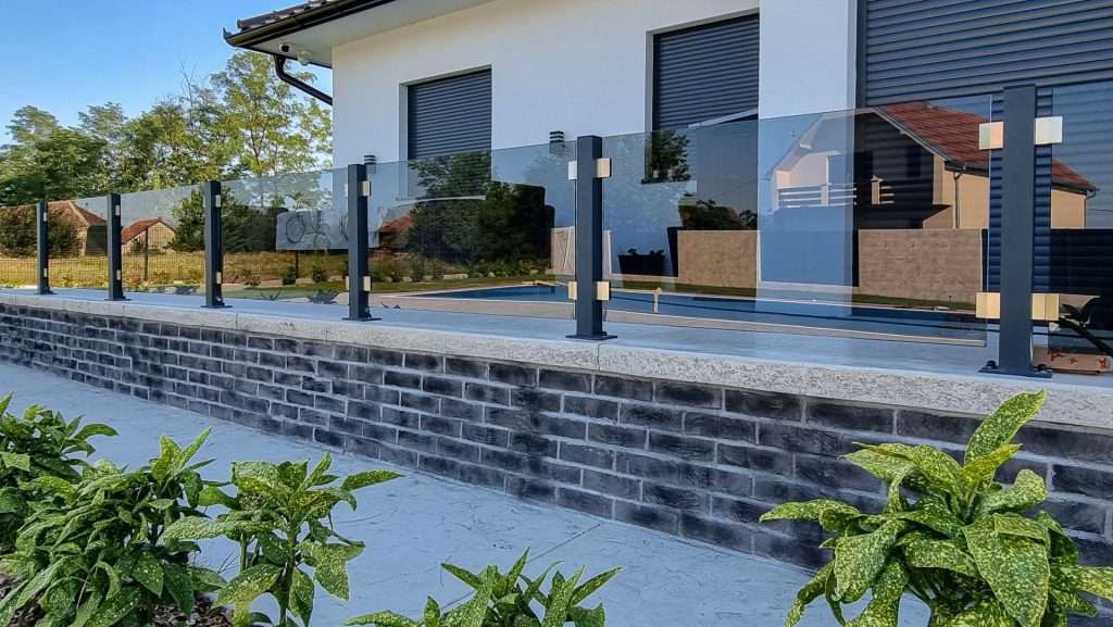 Staklena ograda sa aluminijumskim stubovima u antracit boji na zidanoj bazi pored bazena — Savalux