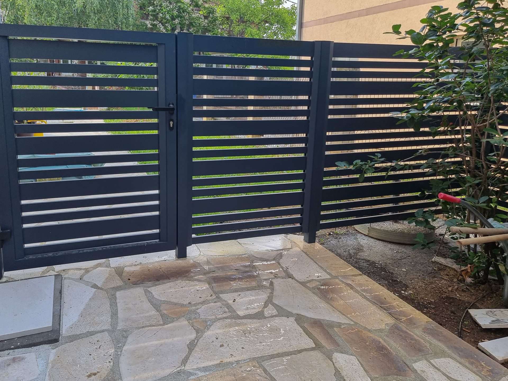 Aluminijumska dvorišna ograda sa pešačkom kapijom i horizontalnim letvicama u antracit boji — Savalux