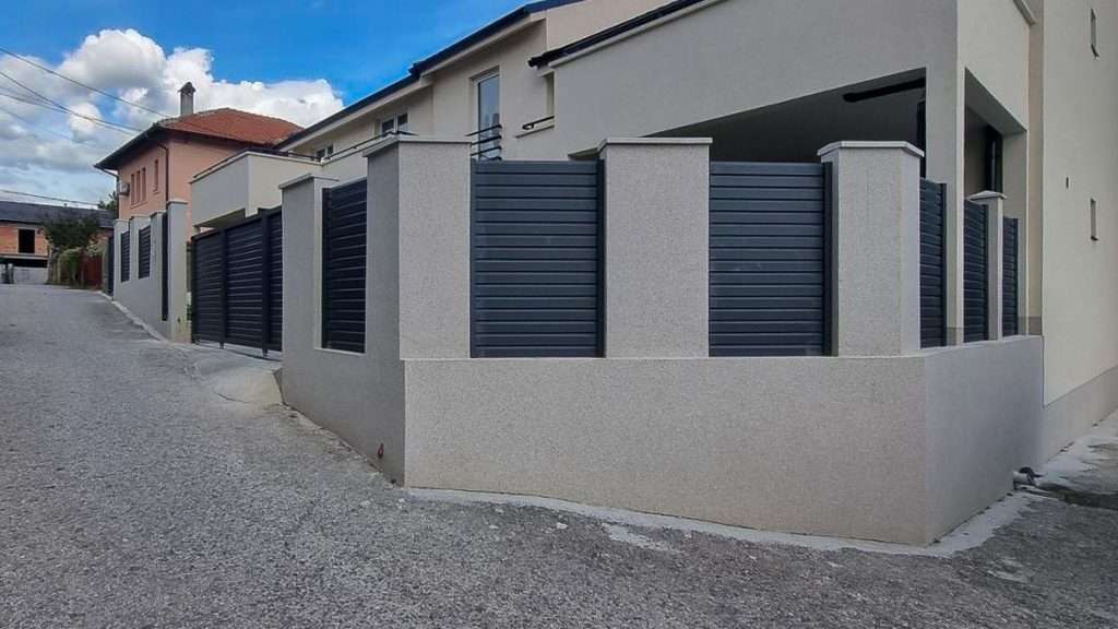 Aluminijumska ograda za dvorište sa zatvorenim panelima i kliznom kapijom antracit RAL 7016 — Savalux