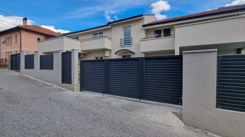 Aluminijumska ograda za dvorište i klizna kapija sa zatvorenim horizontalnim panelima antracit — Savalux