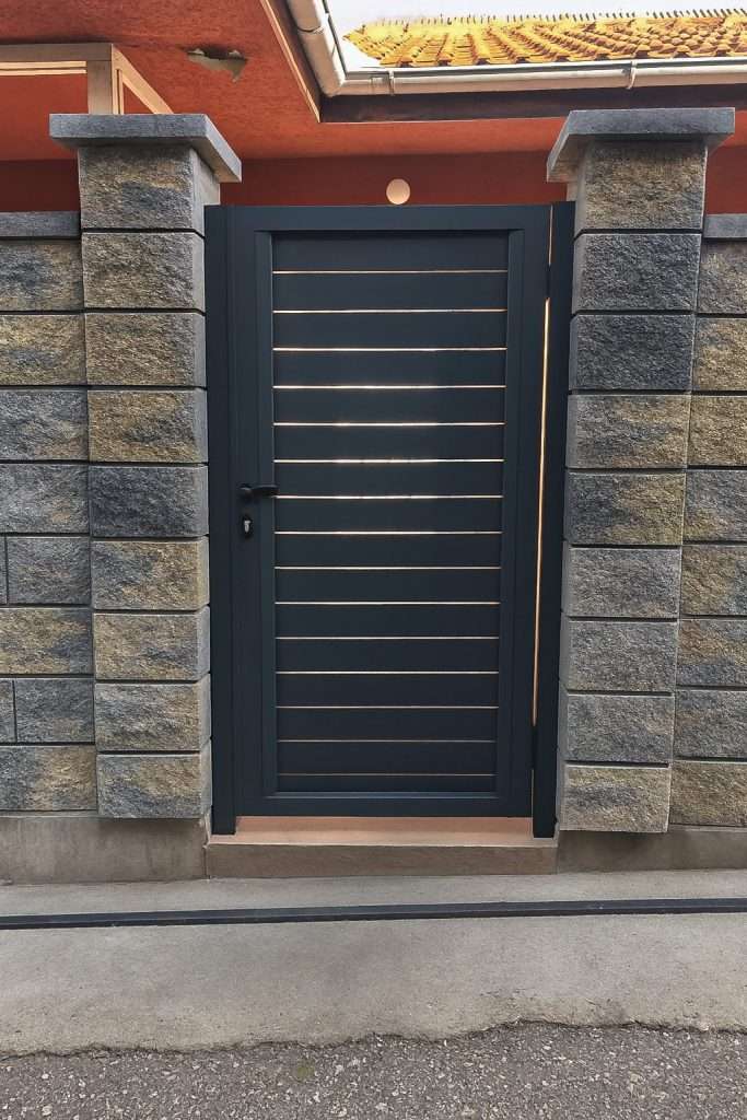 Aluminijumska pešačka kapija sa horizontalnim letvicama antracit RAL 7016 na kamenom stubu — Savalux